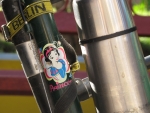 Hardys schoene Sticker am Fahrrad.