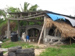 Earthship in Konstruktion bei Labaantun