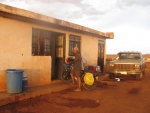 Wir schieben die Bikes in ein winziges Zimmer und kochen spaeter bei waermsten Abendlicht vor der Tuer. Das kleine Kind von nebenan bekommt einen Luftballon.
