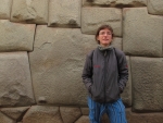 Die noch laengste an einem Stueck erhaltene Inkamauer, Alena vor'm beruehmten Stein mit 12 Ecken.