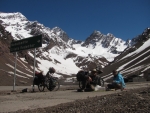 Geschafft: Durch den Tunnel auf 3100m und nun die erste Pause in Chile.