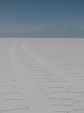 Wir folgen den ganzen Tag der ausgefahrenen Spur auf dem Salar de Uyuni ...